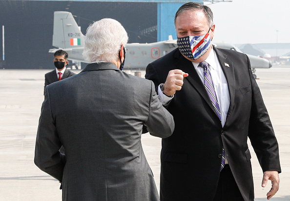 Le secrétaire d'État américain Mike Pompeo (à droite) est accueilli par l'ambassadeur américain en Inde Kenneth Juster à son arrivée à l' aéroport de New Delhi le 26 octobre 2020. (Photo : ADNAN ABIDI/POOL/AFP via Getty Images)