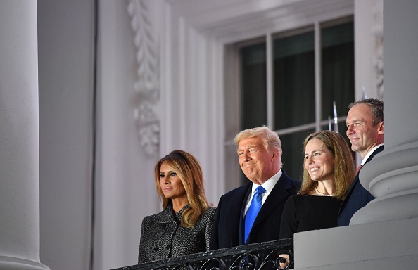 -La juge Amy Coney Barrett a prêté serment en tant que juge associée de la Cour suprême des États-Unis lors d'une cérémonie le 26 octobre 2020 à Washington, DC. Photo par Nicholas Kamm / AFP via Getty Images.