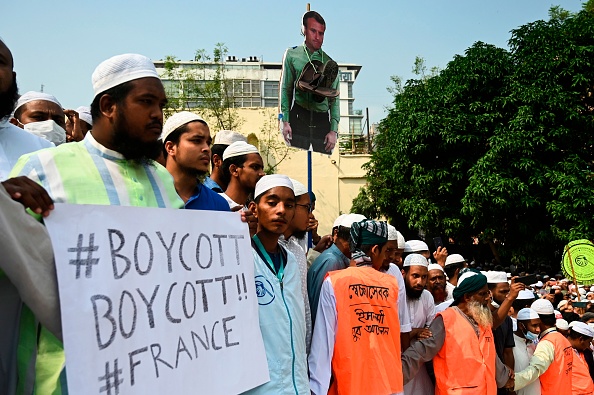 Le 27 octobre à Dacca, 40 000 manifestants islamistes ont appelé au boycott des produits français et dénoncé le Président Emmanuel Macron pour ses commentaires sur les caricatures du prophète Mahomet. (Photo : MUNIR UZ ZAMAN/AFP via Getty Images)