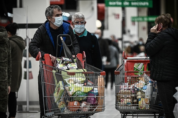 Des clients d'un supermarché le 27 octobre 2020, à la veille de l'annonce par Emmanuel Macron d'un nouveau confinement. (PHILIPPE LOPEZ/AFP via Getty Images)