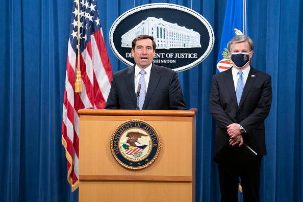 Le procureur général adjoint à la sécurité nationale John C.Demers (à gauche) et le directeur du FBI Christopher Wray participent à une conférence de presse virtuelle au ministère de la Justice le 28 octobre 2020 à Washington, DC (Photo : Sarah Silbiger/Getty Images)