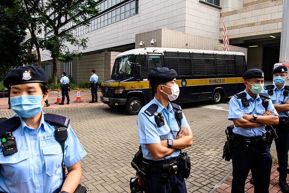 -Une camionnette des services correctionnels de Hong Kong transporte le militant local pour la démocratie Tony Chung, 19 ans, du tribunal de première instance de Kowloon à Hong Kong le 29 octobre 2020.  Photo par Anthony Wallace / AFP via Getty Images.