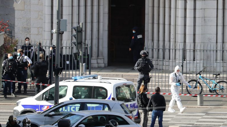 Parvis de la basilique Notre-Dame de Nice après un attentat à l'arme blanche à Nice le 29 octobre 2020. (Photo : VALERY HACHE/AFP via Getty Images)