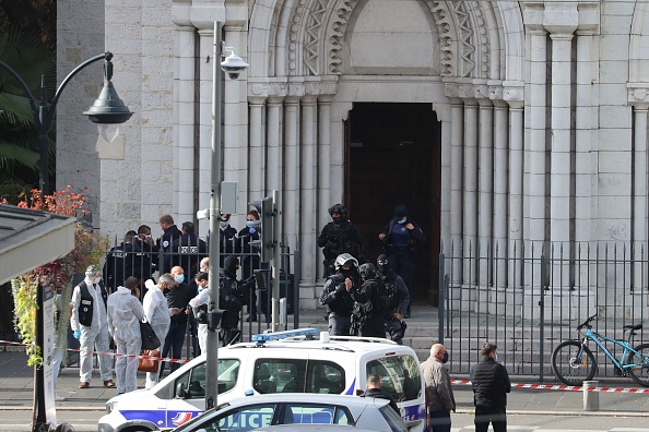 -La basilique Notre-Dame de Nice est fouillée après une attaque au couteau le 29 octobre 2020. Photo par Valéry Hache / AFP via Getty Images.