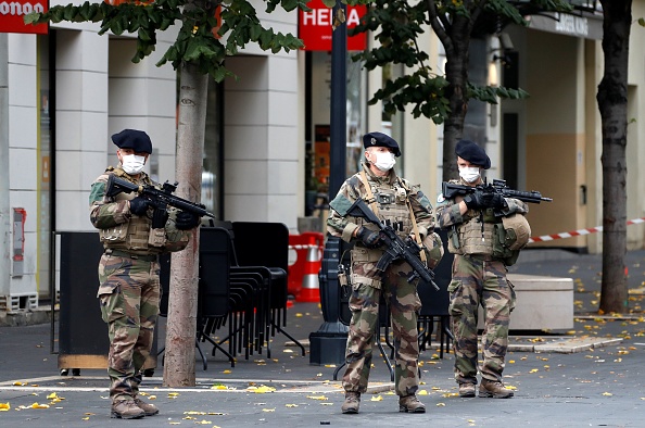 Des soldats sécurisent la basilique Notre-Dame de Nice après une attaque au couteau le 29 octobre 2020. (Photo : ERIC GAILLARD/POOL/AFP via Getty Images)