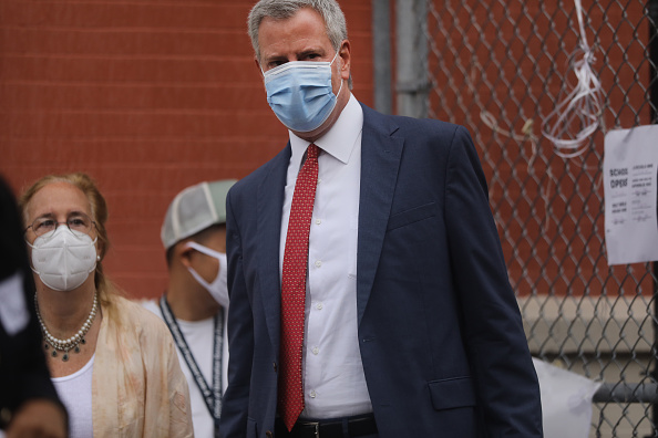 Le maire de New York, Bill de Blasio,  accueille les élèves du primaire dans les écoles publiques de la ville pour un apprentissage en personne le 29 septembre 2020 à New York. (Photo : Spencer Platt/Getty Images)