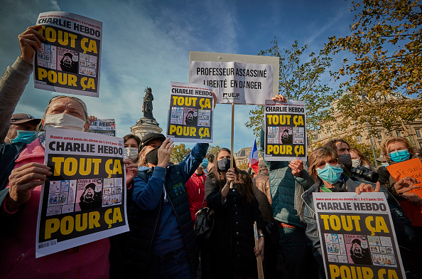 Des milliers de personnes sont venues manifester leur solidarité et leur soutien à la liberté d'expression au lendemain de l'attentat de Samuel Paty, professeur d'histoire qui  a été décapité pour avoir montré des caricatures du prophète Mahomet en classe. (Photo : Kiran Ridley/Getty Images)