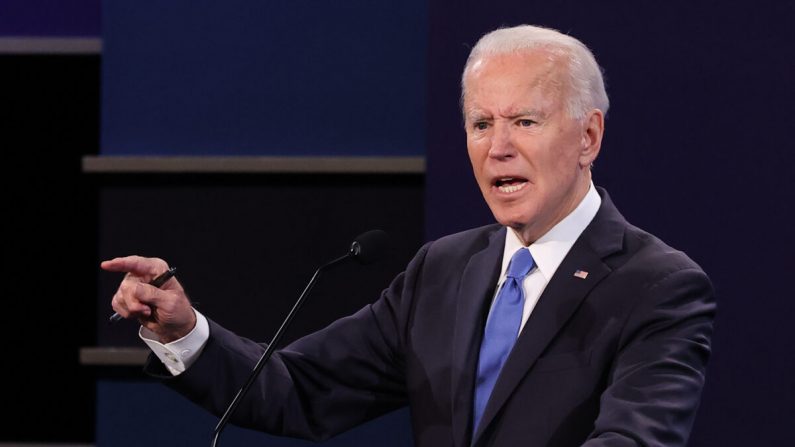 Le candidat démocrate à la présidence Joe Biden participe au débat présidentiel final contre le président américain Donald Trump à l'université de Belmont à Nashville, Tennin, le 22 octobre 2020. (Chip Somodevilla/Getty Images)