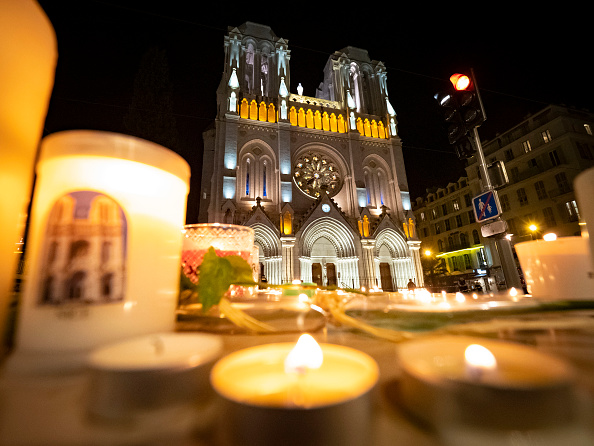 -Les gens rendent hommage la nuit devant la basilique Notre-Dame le 29 octobre 2020 à Nice, France. Photo par Arnold Jerocki / Getty Images.