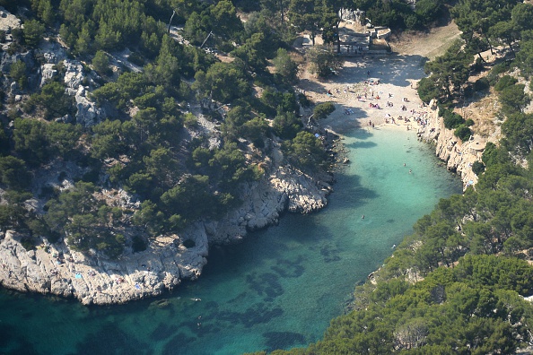 -Vue aérienne du Parc National des Calanques de la ville de Marseille. Photo Boris Horvat / AFP via Getty Images.