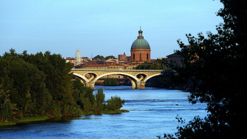 Vue de la Garonne et du Pont des Catalans à Toulouse. (Crédit photo REMY GABALDA/AFP via Getty Images)