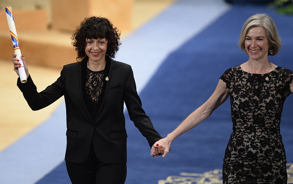 La chercheuse française en microbiologie, génétique et biochimie Emmanuelle Charpentier (g.) et le professeur américain de chimie et de biologie moléculaire et cellulaire Jennifer Doudna (d.). (Photo : MIGUEL RIOPA/AFP via Getty Images)