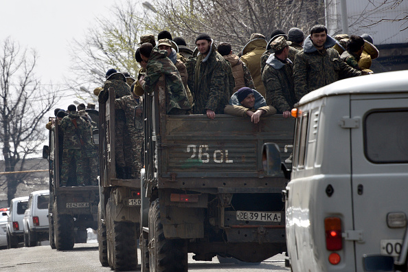 -Des volontaires de l'armée de défense du Haut-Karabakh montent à bord de camions dans la capitale du Karabakh. Photo Karen Minasyan / AFP via Getty Images.