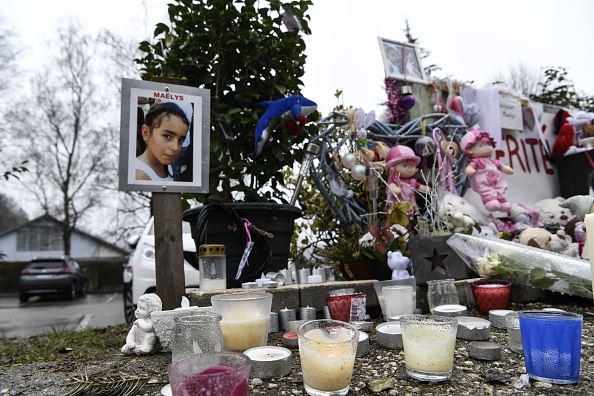 Le 15 février 2018 au Pont-de-Beauvoisin,  une photo de Maelys de Araujo âgée de huit ans. Des bougies, des jouets et des messages affichés en hommage à l'écolière à l'endroit où elle a été vue pour la dernière fois.   (Photo : PHILIPPE DESMAZES/AFP via Getty Images)