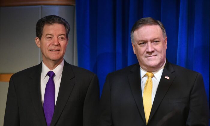 Le secrétaire d'État américain Mike Pompeo (à droite) et l'ambassadeur itinérant pour la liberté religieuse internationale Sam Brownback sont présentés lors de la publication du rapport annuel 2017 sur la liberté religieuse internationale à Washington, le 29 mai 2018. (Mandel Ngan/AFP via Getty Images)