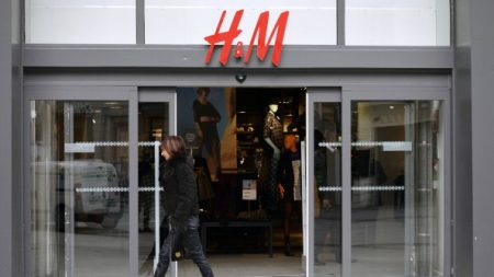 Besançon : elle allaite discrètement son bébé dans un magasin H&M, un vendeur lui demande de le nourrir aux toilettes