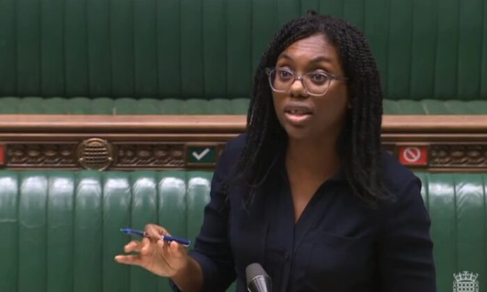 La ministre de l'Égalité, Kemi Badenoch, s'exprime à la Chambre des Communes à Londres le 20 octobre 2020. (Parliament TV)