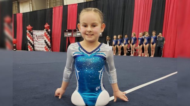 Une fille de 8 ans née sans jambes est maintenant une petite gymnaste : « On peut tout surmonter »