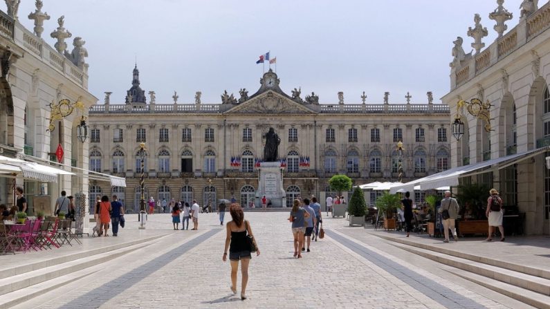 C'est sur la place Stanislas à Nancy que les policiers ont participé au Jerusalema dance challenge (Crédit : Berthold Werner)