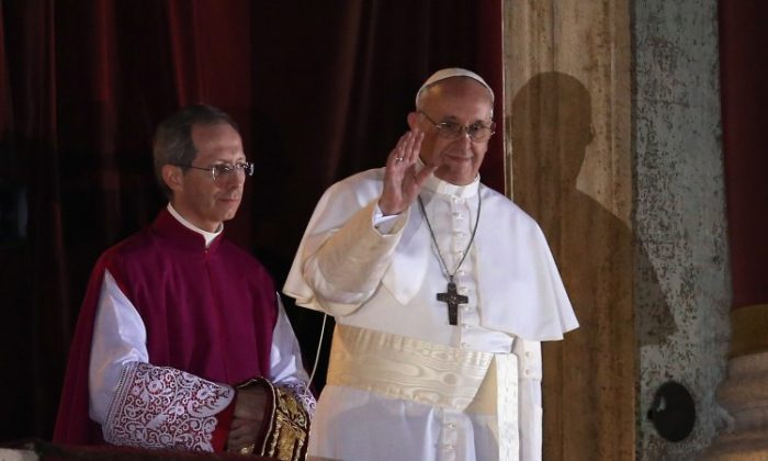 Le pape François Ier, nouvellement élu, apparaît sur le balcon central de la basilique Saint-Pierre le 13 mars 2013, au Vatican. Le cardinal argentin Jorge Mario Bergoglio a été élu 266e pontife et dirigera le 1,2 milliard de catholiques du monde entier. (Joe Raedle/Getty Images)