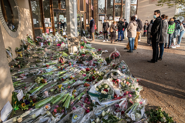 Le samedi 17 octobre 2020, des Conflanais se sont rassemblés devant le collège du Bois d'Aulne pour rendre hommage à Samuel Paty. (Crédit Siegfried Modola/Getty Images)