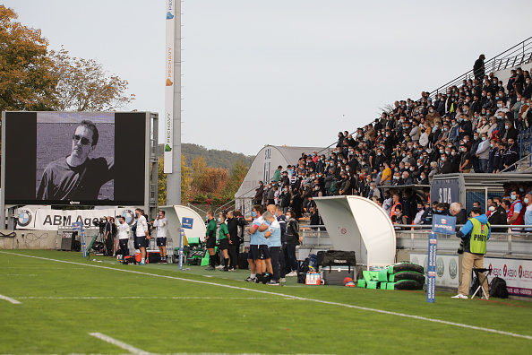 Le samedi 24 octobre, quelques spectateurs présents dans les tribunes du stade Armandie pour assister au match de Top 14 entre Agen et Bayonne ont perturbé la minute de silence en hommage à Samuel Paty. Crédit : THIBAUD MORITZ/AFP via Getty Images. 