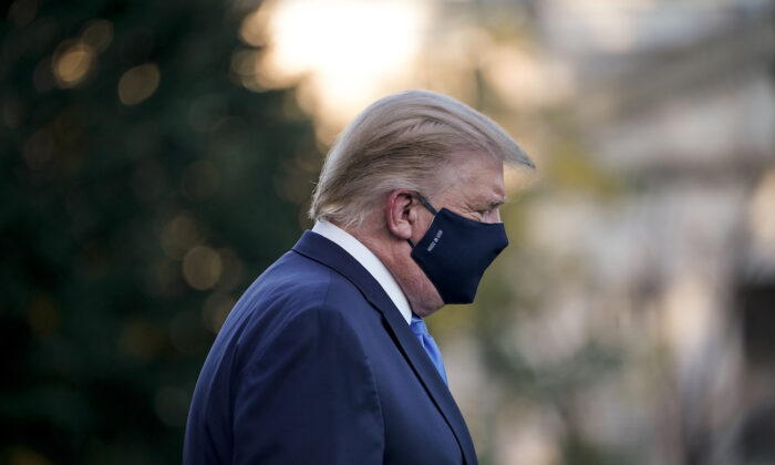 Le président Donald Trump quitte la Maison Blanche pour le Walter Reed National Military Medical Center sur la pelouse sud de la Maison Blanche à Washington, le 2 octobre 2020. (Drew Angerer/Getty Images)