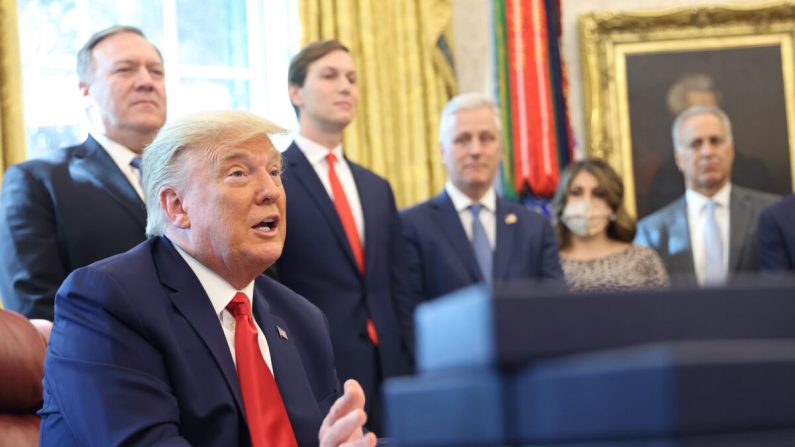 Le président américain Donald Trump parle d'un accord de paix Soudan-Israël, dans le Bureau ovale, à Washington, le 23 octobre 2020. (Win McNamee/Getty Images)
