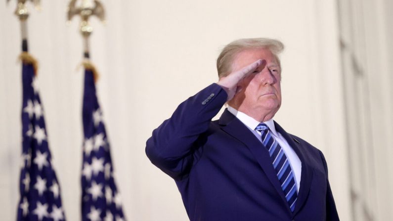 Le président Donald Trump salue les pilotes d'hélicoptères Marine One après son retour à la Maison Blanche depuis le centre médical militaire national Walter Reed à Washington, le 5 octobre 2020. (Win McNamee/Getty Images)