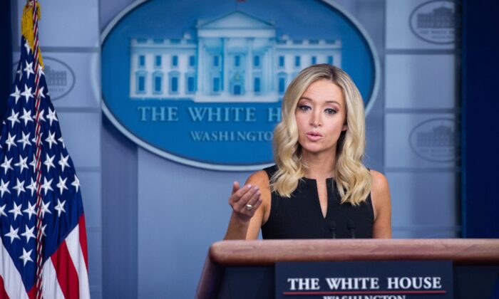 L'attachée de presse de la Maison-Blanche, Kayleigh McEnany, tient un point de presse dans la salle de briefing Brady de la Maison-Blanche à Washington, le 22 septembre 2020. (Saul Loeb/AFP via Getty Images)