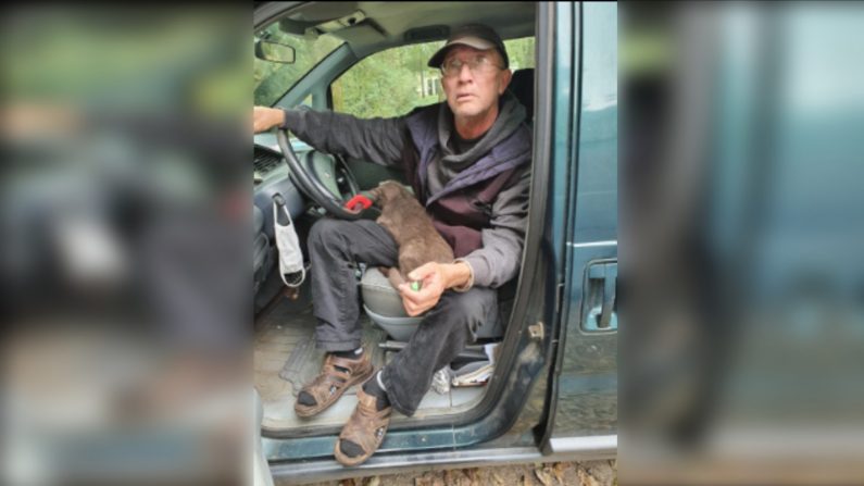 Yves Delobelle a garé sa vieille camionnette bleue sur le parking de la piscine des Dervallières il y a environ 6 mois. Crédit : Courtoisie de la page « Yves, l’homme à la camionnette bleue ». 