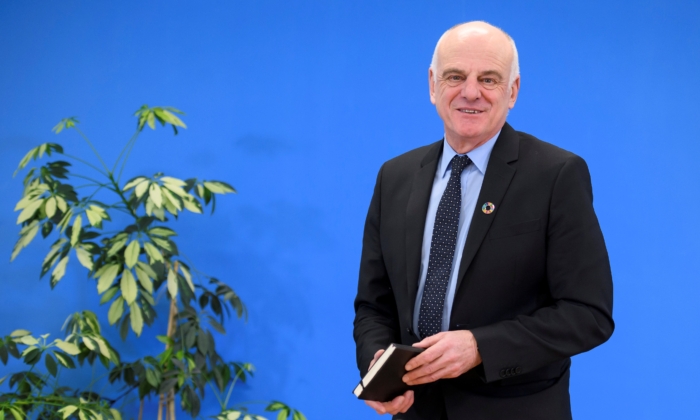 Le candidat au poste de directeur général de l'Organisation mondiale de la santé David Nabarro donne une conférence de presse à Genève le 26 janvier 2017. (Fabrice Coffrini/AFP via Getty Images)