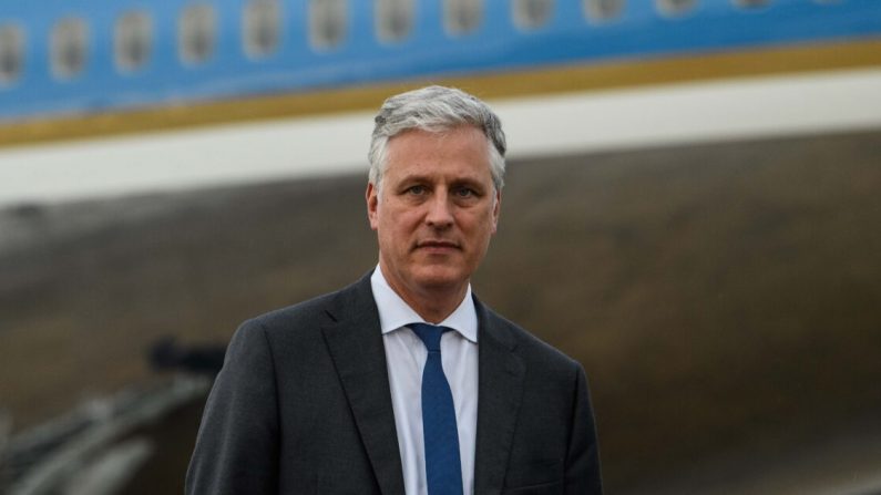 Le conseiller à la sécurité nationale des États-Unis Robert O'Brien marche sur le tarmac de la base aérienne d'Andrews dans le Maryland après avoir quitté Air Force One à son retour d'Atlanta, Géorgie, États-Unis, le 25 septembre 2020. (Nicholas Kamm/AFP via Getty Images)
