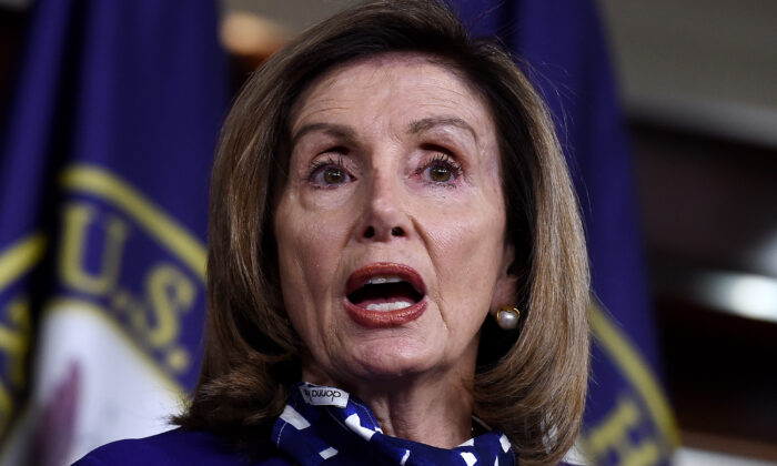 La présidente de la Chambre des représentants, Nancy Pelosi, s'adresse aux journalistes à Washington le 27 août 2020. (Olivier Douliery/AFP via Getty Images)