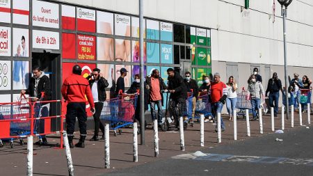 Rhône : armé d’un couteau, il menace de « crever » les vigiles d’un hypermarché