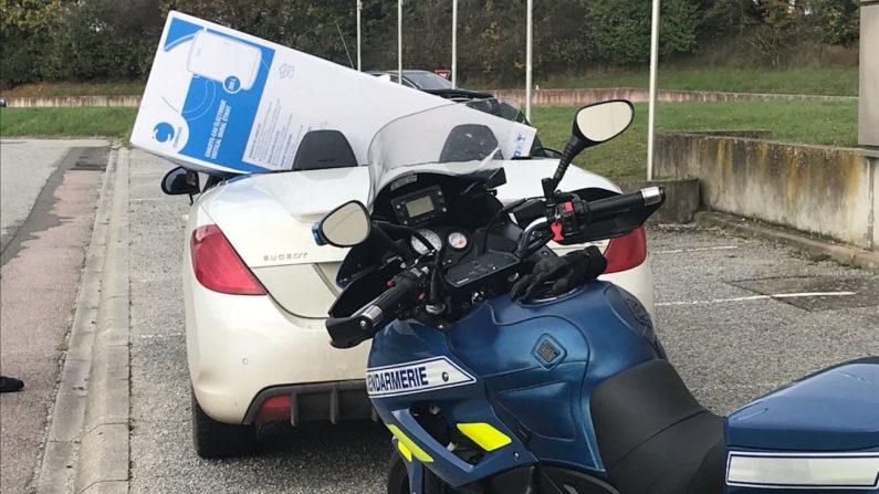 En quittant la région parisienne pour rallier sa résidence secondaire de Survie (Orne), un automobiliste a embarqué un chauffe-eau flambant neuf à l’arrière de son cabriolet. Crédit : Gendarmerie nationale de l’Orne. 