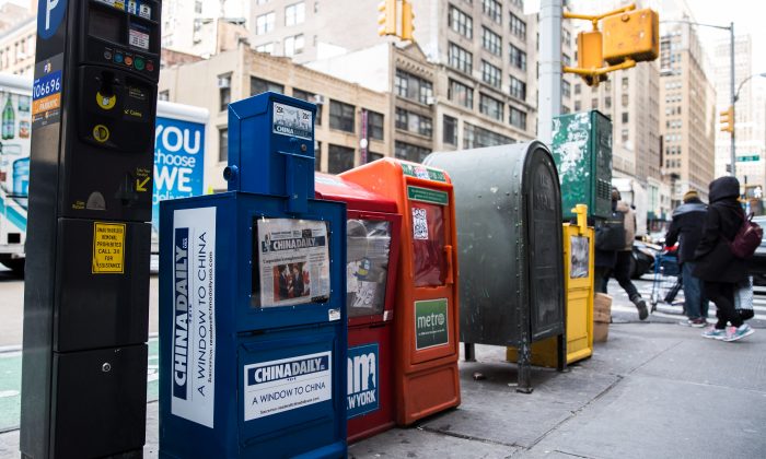 Une boîte à journaux du China Daily à Midtown Manhattan, New York City, le 6 décembre 2017. Le China Daily est un journal d'État chinois publié en langue anglaise. (Benjamin Chasteen/Epoch Times)