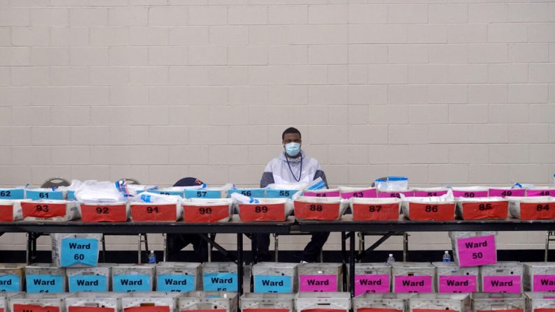 Les fonctionnaires électoraux attendent que des questions de procédure soient débattues concernant le processus de recomptage des bulletins de vote des élections du 3 novembre au Centre de Milwaukee, Wisconsin, le 20 novembre 2020. (Scott Olson/Getty Images)