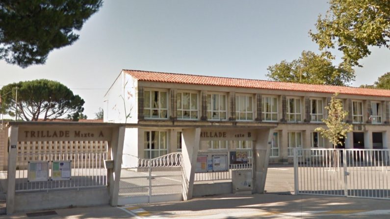 L’école primaire de la Trillade a été obligée d’apposer deux affichettes sur son portail afin de rappeler aux parents qu’ils ne devaient pas jeter leurs enfants par-dessus la grille en cas de retard. Crédit : Google Maps. 