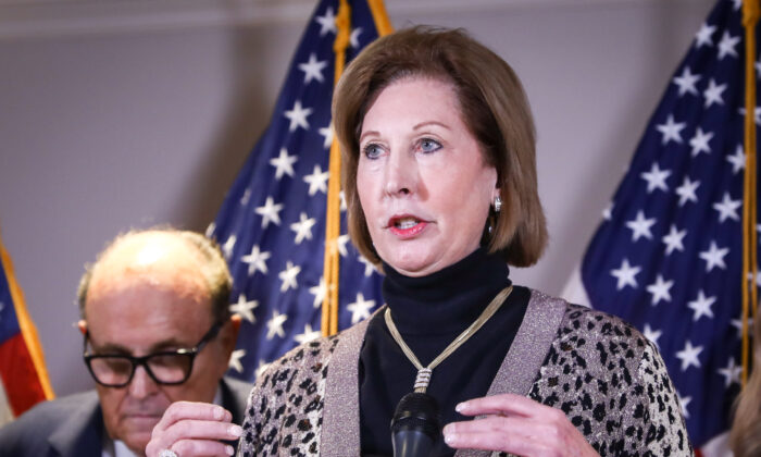 L'avocate Sidney Powell s'adresse aux médias, accompagnée de l'avocat de Trump et ancien maire de New York, Rudy Giuliani (à gauche), lors d'une conférence de presse au siège du Comité national républicain à Washington, le 19 novembre 2020. (Charlotte Cuthbertson/The Epoch Times)