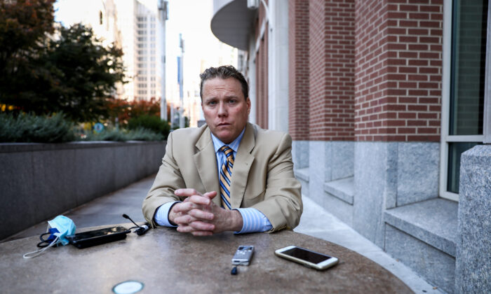 Brian McCafferty devant le Pennsylvania Convention Center à Philadelphie, Pennsylvanie, le 7 novembre 2020. (Charlotte Cuthbertson/The Epoch Times)