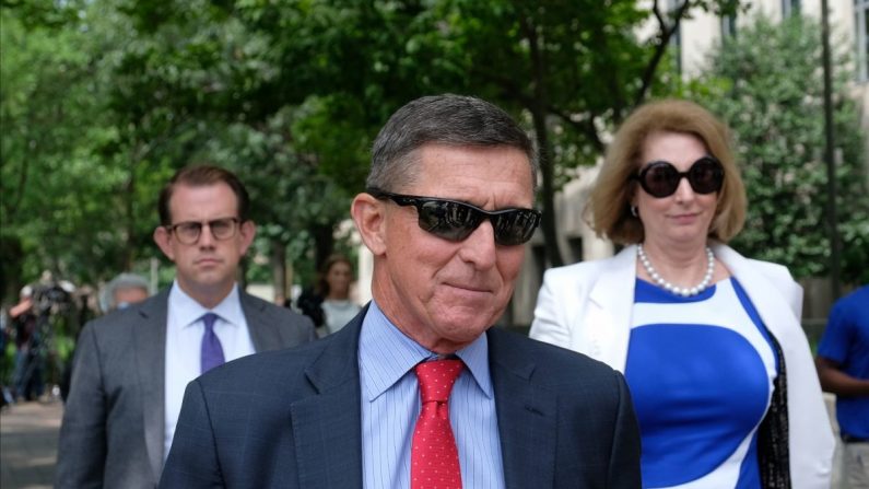 Michael Flynn et son avocate Sidney Powell quittent le palais de justice américain E. Barrett Prettyman à Washington le 24 juin 2019. (Alex Wroblewski/Getty Images)