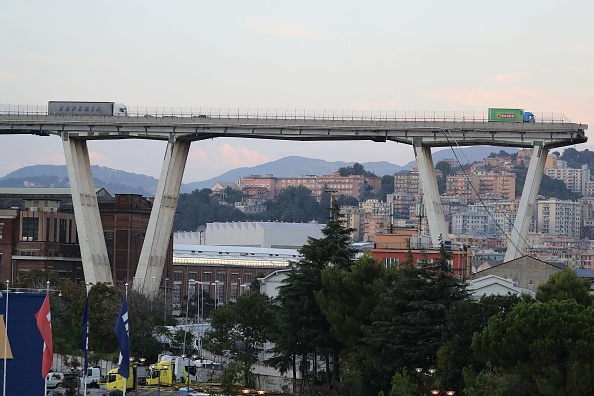 -Un camion se dresse sur le bord du pont autoroutier de Morandi effondré dans la ville de Gênes, au nord-ouest, le 14 août 2018. Photo par Valery Hache / AFP via Getty Images.