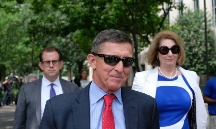 L'ancien conseiller à la sécurité nationale du président américain Donald Trump, Michael Flynn, quitte le palais de justice américain E. Barrett Prettyman à Washington le 24 juin 2019. (Alex Wroblewski/Getty Images)