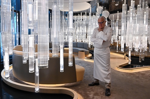 -Le chef Alain Ducasse pose dans son restaurant Alain Ducasse à l'hôtel Morpheus à Macao. Photo Hector Retamal /AFP via Getty Images.