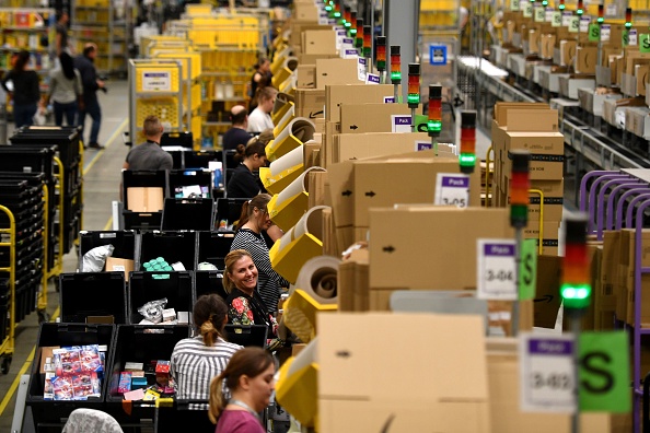 Préparation des colis vendus sur Amazon à l'occasion du Black Friday 2019. (Photo DANIEL LEAL-OLIVAS/AFP via Getty Images)