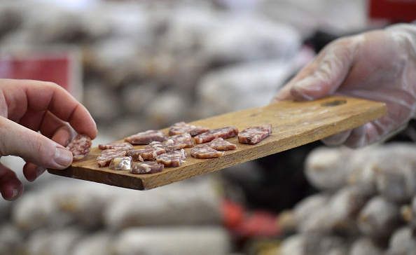 Les autorités sanitaires françaises ont procédé au retrait de plusieurs lots de saucisses sèches et de rosettes tranchées. (Photo : TOBIAS SCHWARZ/AFP via Getty Images)