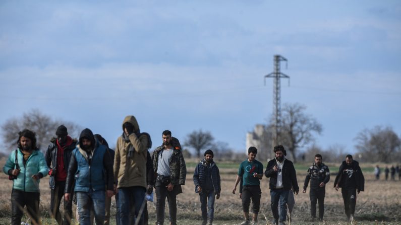 Des migrants à la frontière de la Turquie et de la Grèce. (Photo : OZAN KOSE/AFP via Getty Images)