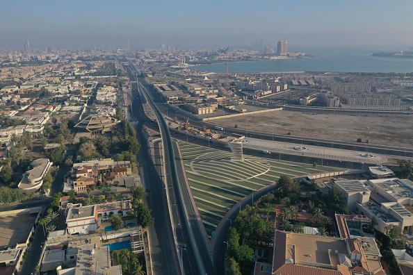 -Une photo aérienne montre des rues désertes de la ville côtière saoudienne de Jeddah, le 21 avril 2020. Photo par Bandar al-Dandani / AFP via Getty Images.