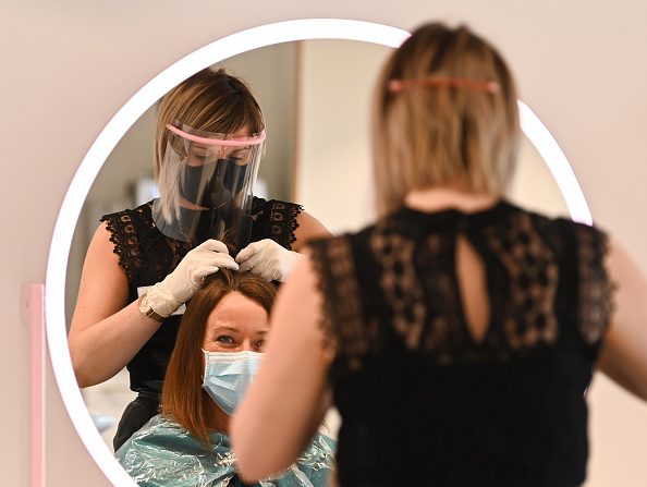 Considérés comme "non essentiels", les professionnels de l'esthétique réclament au gouvernement de pouvoir rouvrir d'ici quinze jours. (Photo : DENIS CHARLET/AFP via Getty Images)